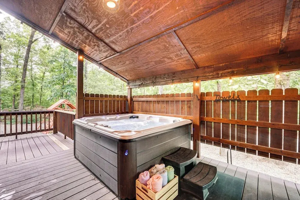 Hot Tub + Game Room: Family Retreat in Broken Bow