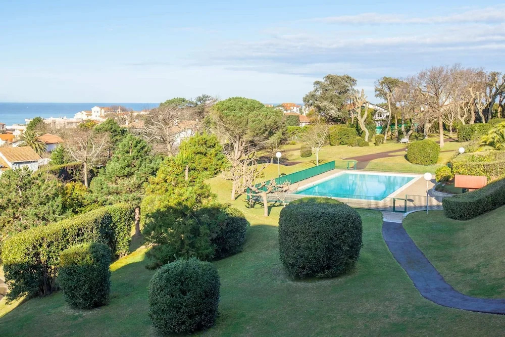 Large Apartment With Swimming Pool and sea View