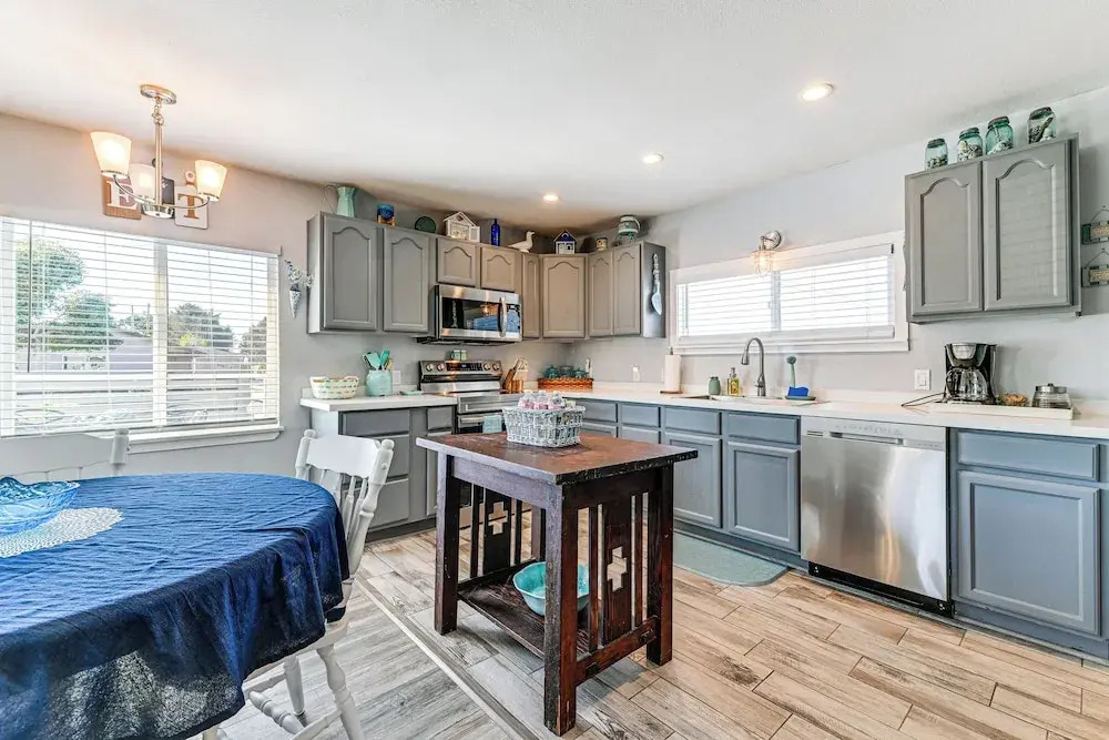 Updated Home 2 Mi to Beach in Crescent City! — фото 2