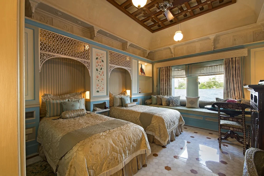 Luxury Double room with lake view (full double bed)