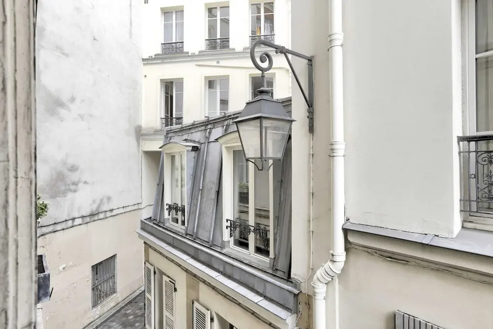 Classy and Cosy 1-bedroom Ensuite, 2min Walk From Cadet Metro
