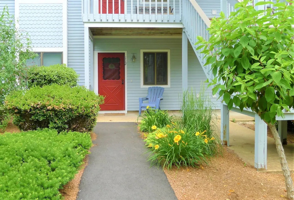 112 Chilton - 2 Bedroom Condo