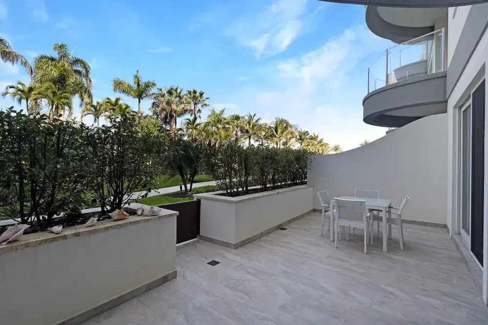 2 Bedrooms Apartment with balcony and with garden view