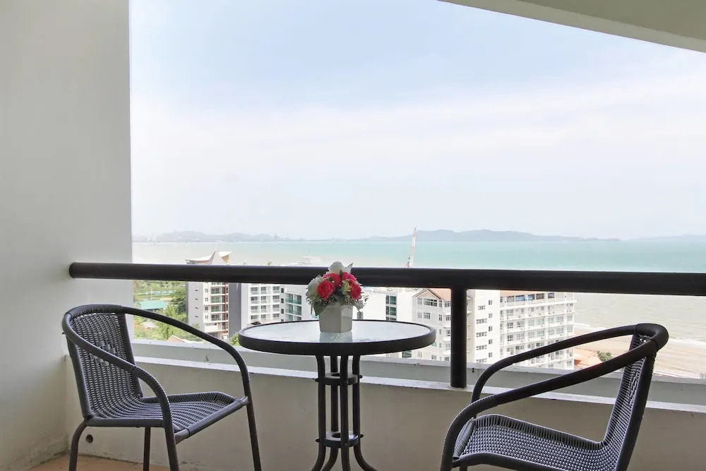 Двухместный номер Deluxe с видом на море двуспальная кровать в Sigma Resort Jomtien Pattaya