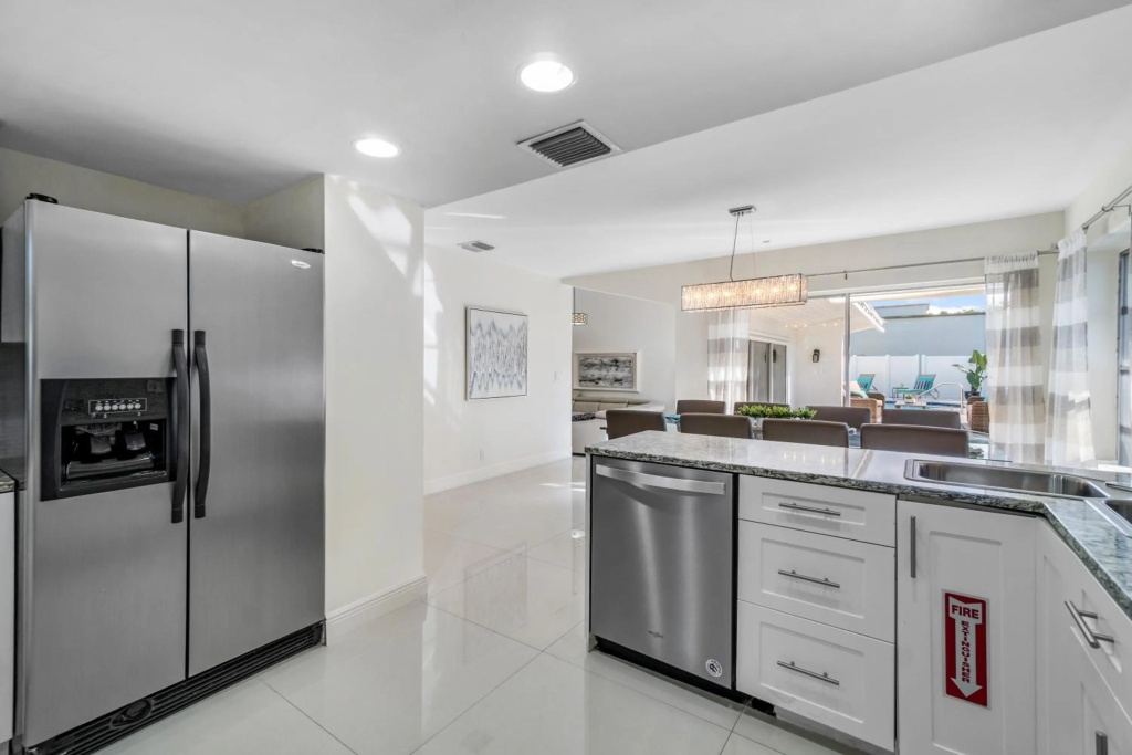 Heated Pool/Htub & Pool Cabana w/TV Walk to Beach!