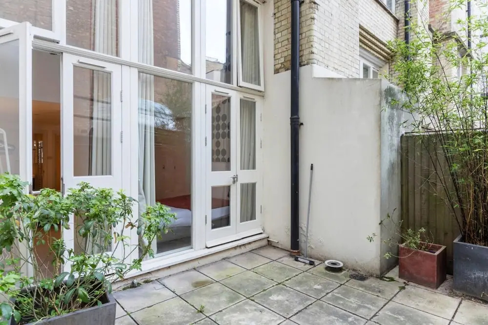 Bright & Beautiful Two Bedroom Apartment, Sleeps 4