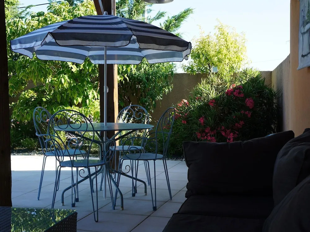 Detached Villa Situated Between the Vineyards and Views of the Mont Ventoux