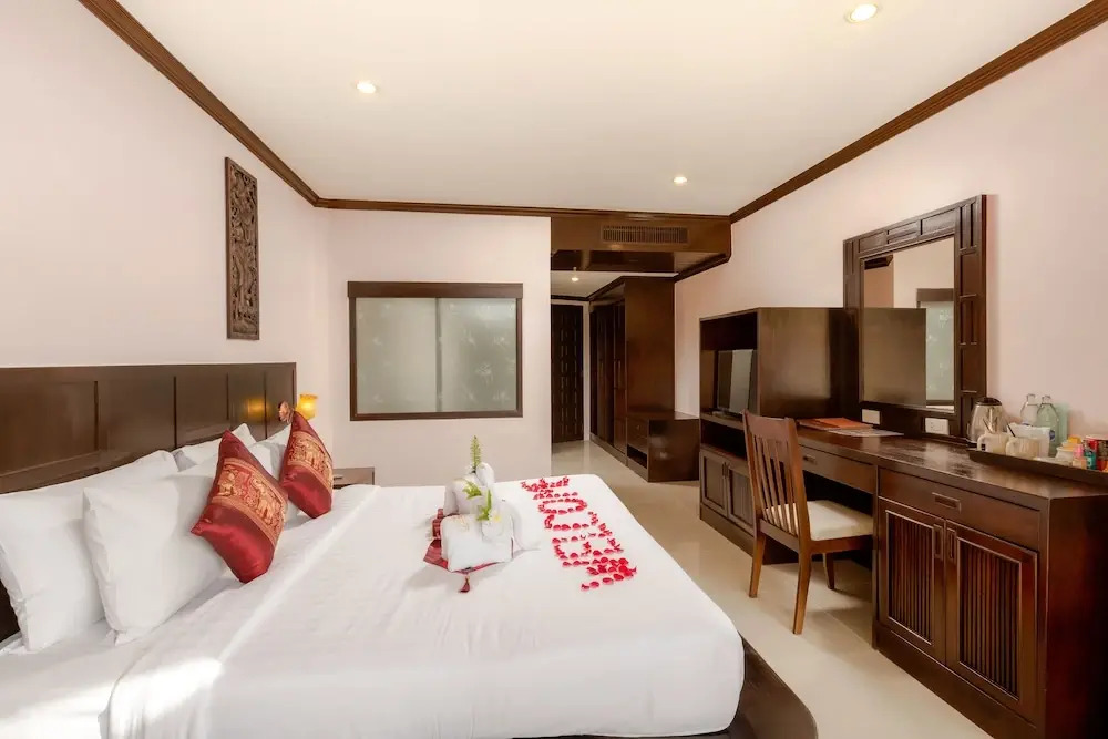 Двухместный номер Deluxe с балконом двуспальная кровать в Club Bamboo Boutique Patong Beach Resort