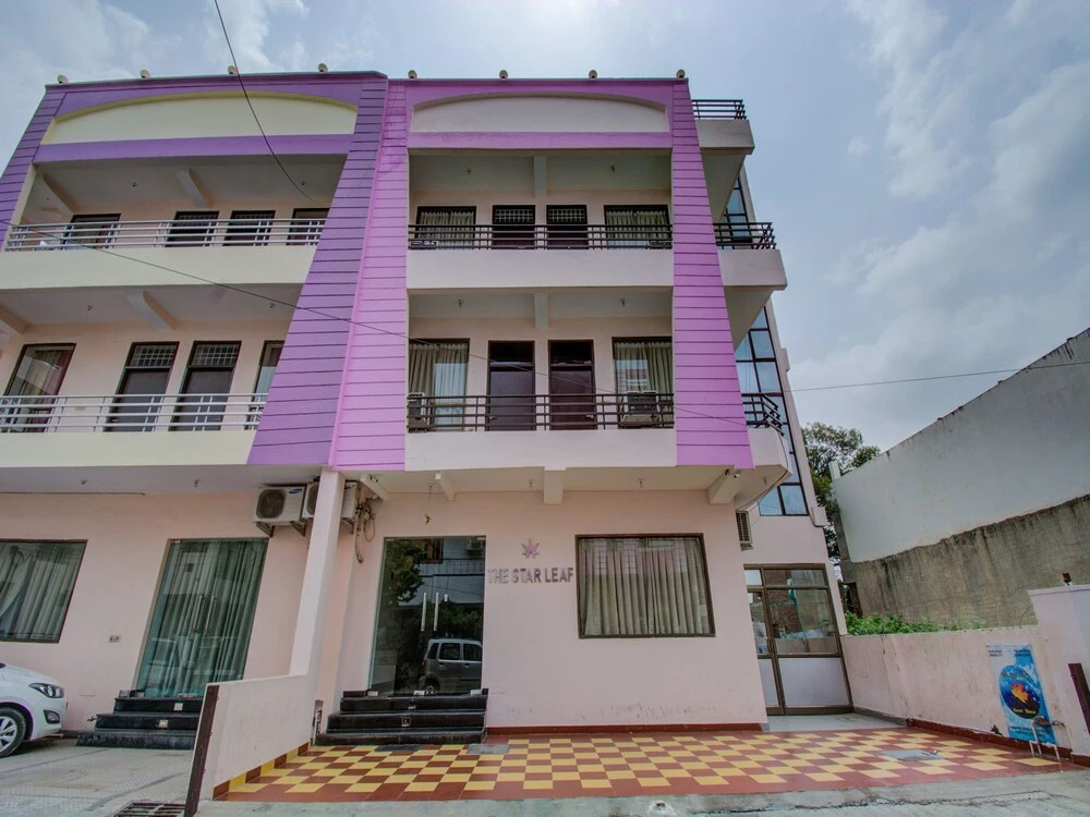 The Star Leaf by OYO Rooms