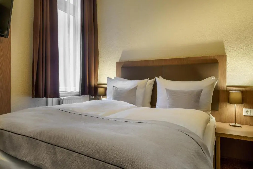 Double room (full double bed)