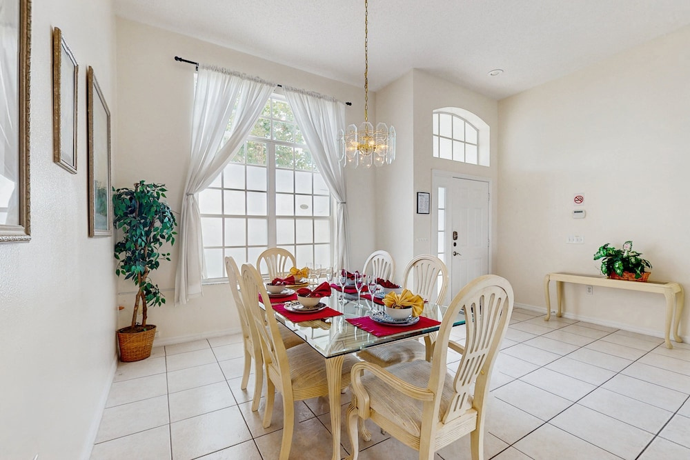 Home Near Disney/golf With Screened Pool, Spa, Pool Table, Foosball, AC, and W/D