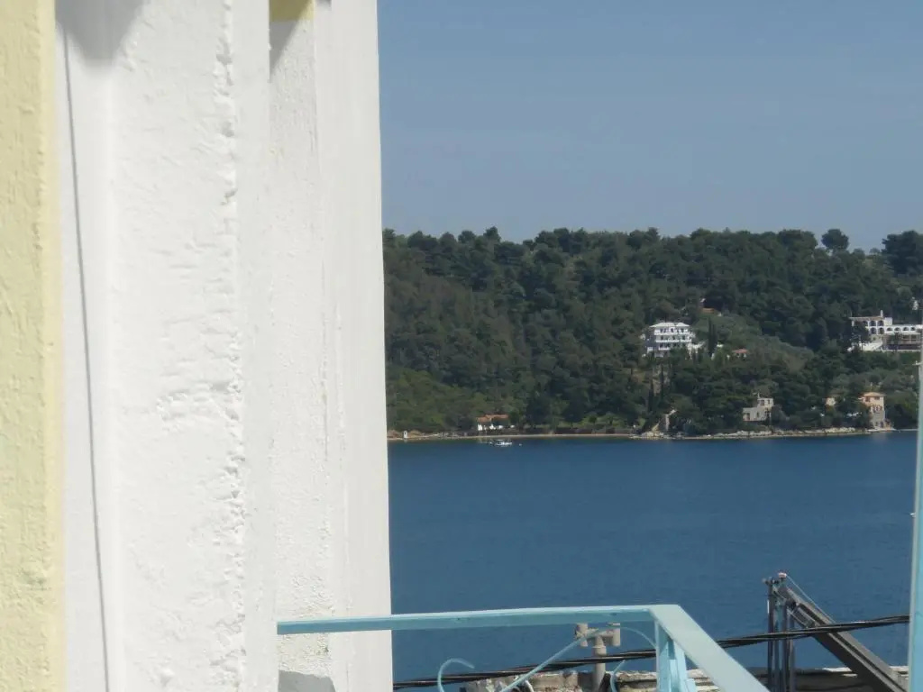 Standard Triple room with partial sea view