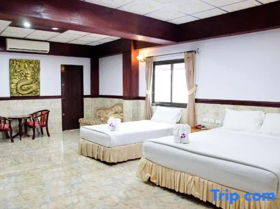 Трёхместный номер Deluxe в Kata Palace Phuket