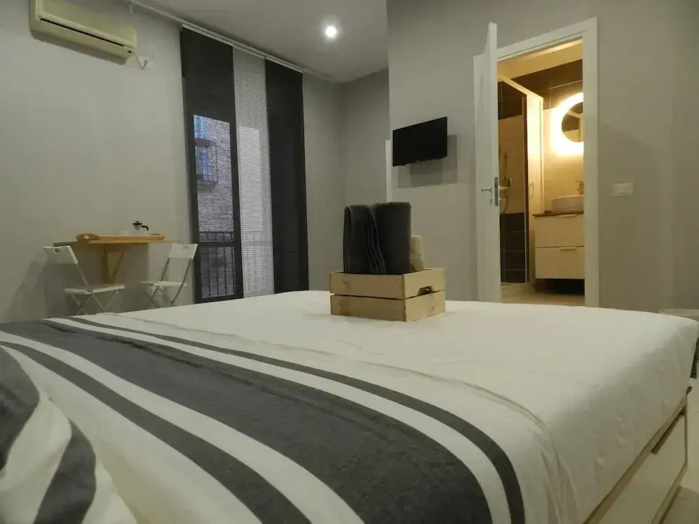 1 Bedroom Standard Quadruple Family room with balcony and with city view
