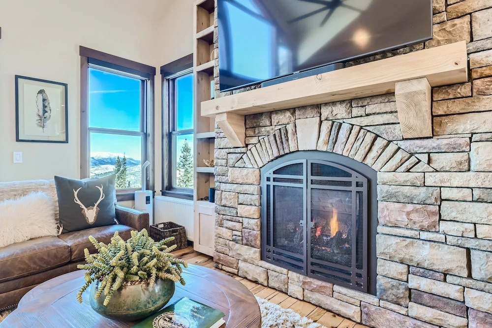 Slopeview Sanctuary 4 Bedroom Home by RedAwning