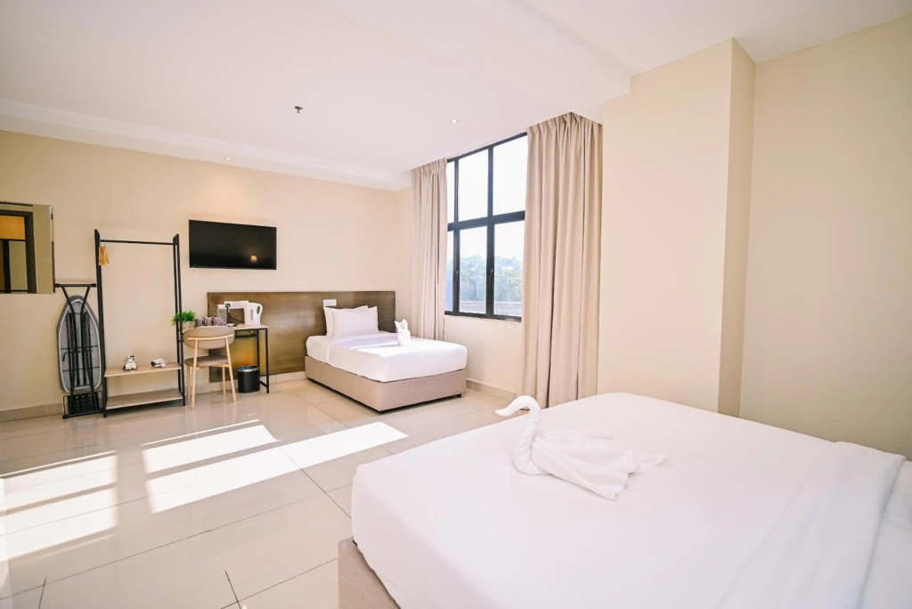 Отель Dolphin Hotel, Chow Kit Kuala Lumpur в Куала-Лумпуре