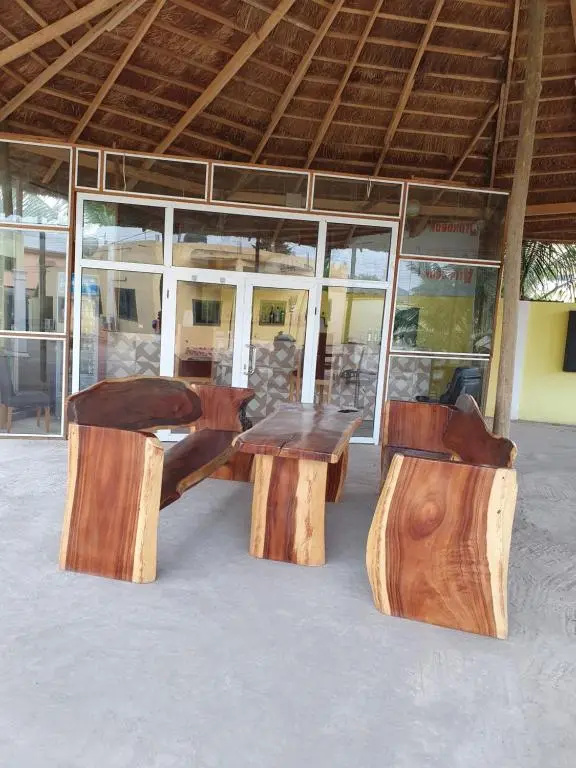 OUTSTANDING APARTMENT, EN-SUITE MASTER BEDROOM, QUEEN SIZE BED, 2 WALK IN SHOWERS, 2 TOILETS, WIFI, HOT WATER, LIVING ROOM AND KITCHEN, 30 MINUTES TO AIRPORT, 24 HOUR SECURITY, GARDEN, RESTAURANT, BAR, CLOSE TO PALACE MALL, ACCRA Mall