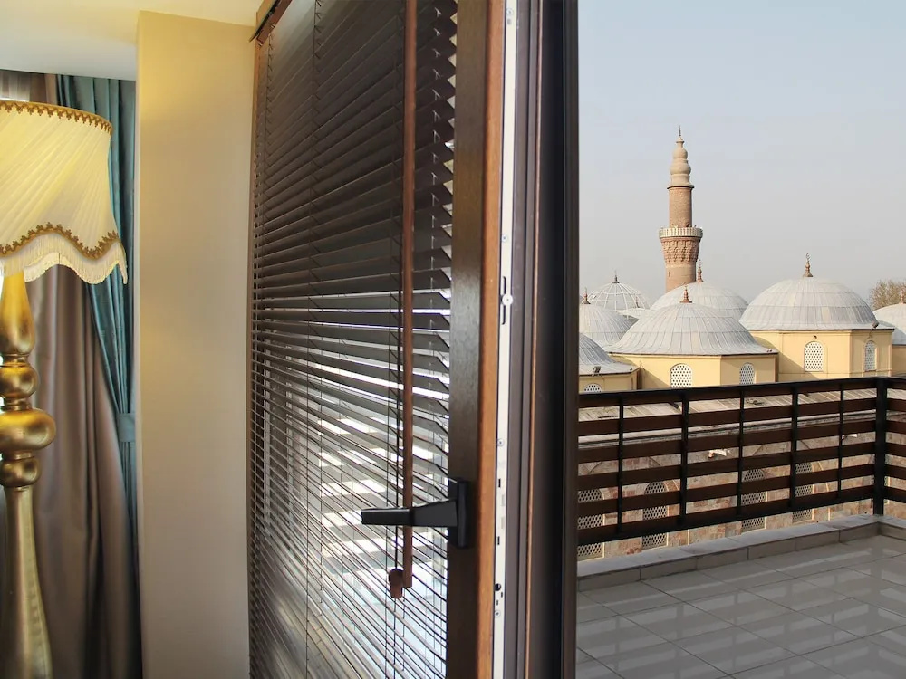 Deluxe Double room with city view (full double bed)