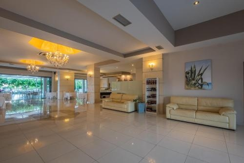 Lobby & Reception