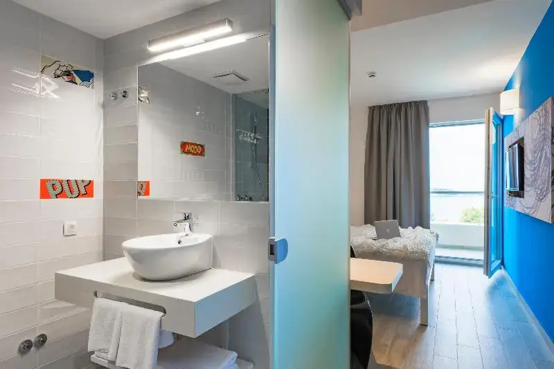 Superior Double room with sea view (full double bed)