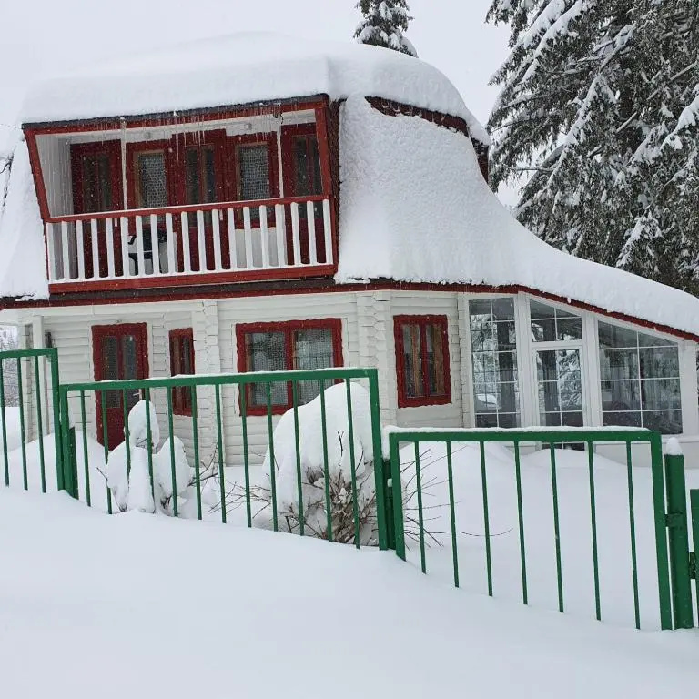 Casa RONDA numai în intregime, 1-6 persoane, min 4 zile, 130 mp bine incalziti, 3 dormitoare, sufragerie, bucatarie, veranda, terasa, parcare in curte, ideala pentru lucru la distanta, insorita, discreta, zona linistita, usor accesibila