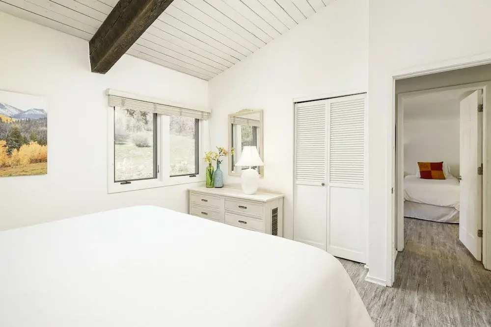 21e Upper Woodbridge 2br + Loft Condo 3 Bedroom Condo by Redawning