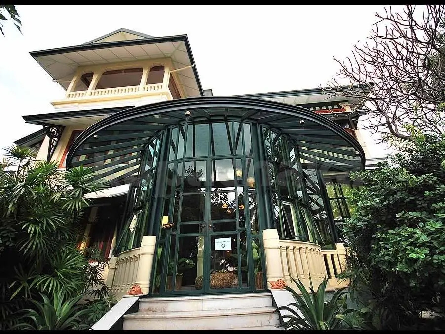 雙人房四人套房，可眺泳池景