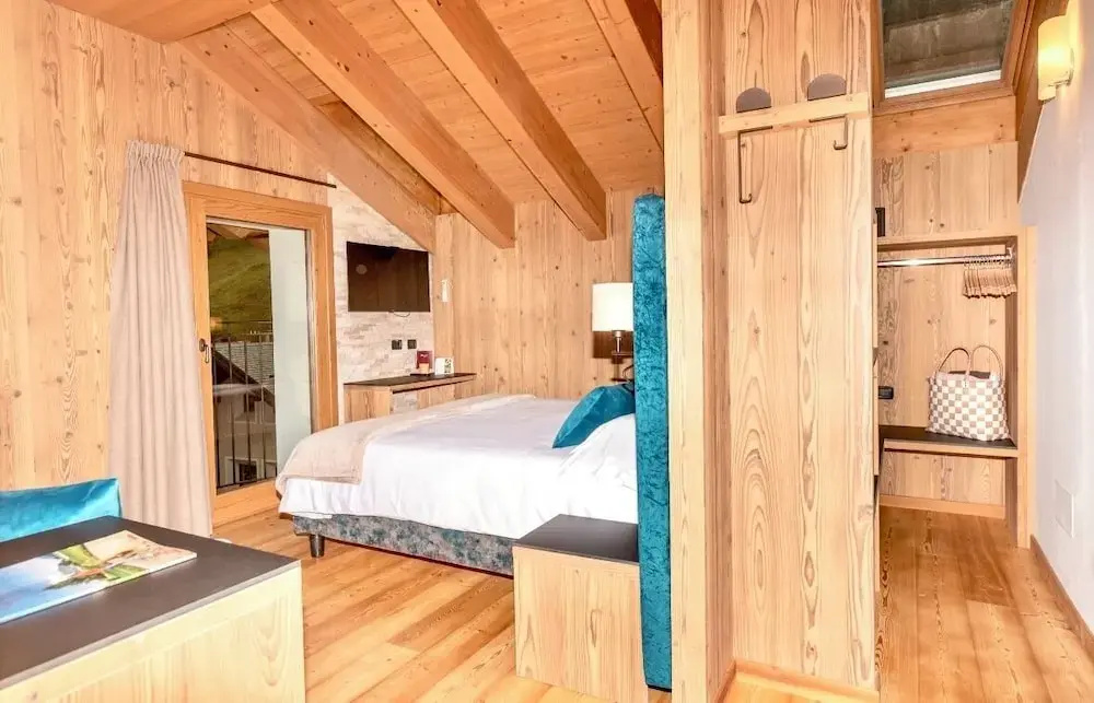 Deluxe Double room (full double bed)