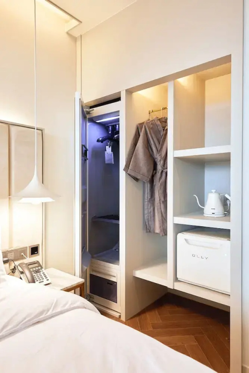 Premium Double room with partial ocean view (full double bed)