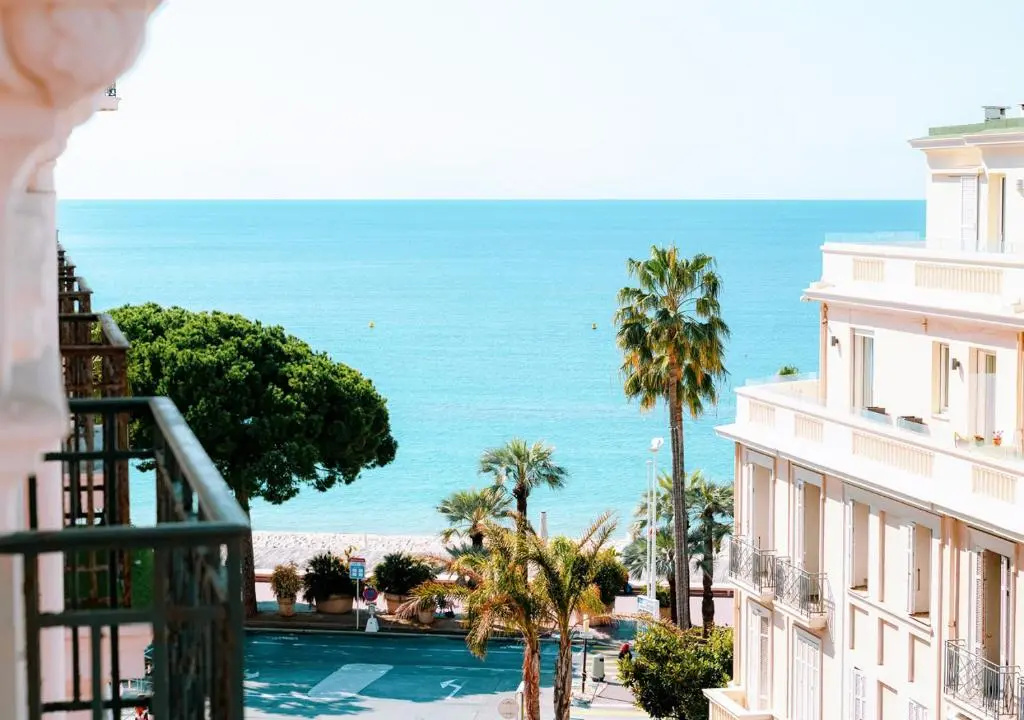 Apartment with partial sea view