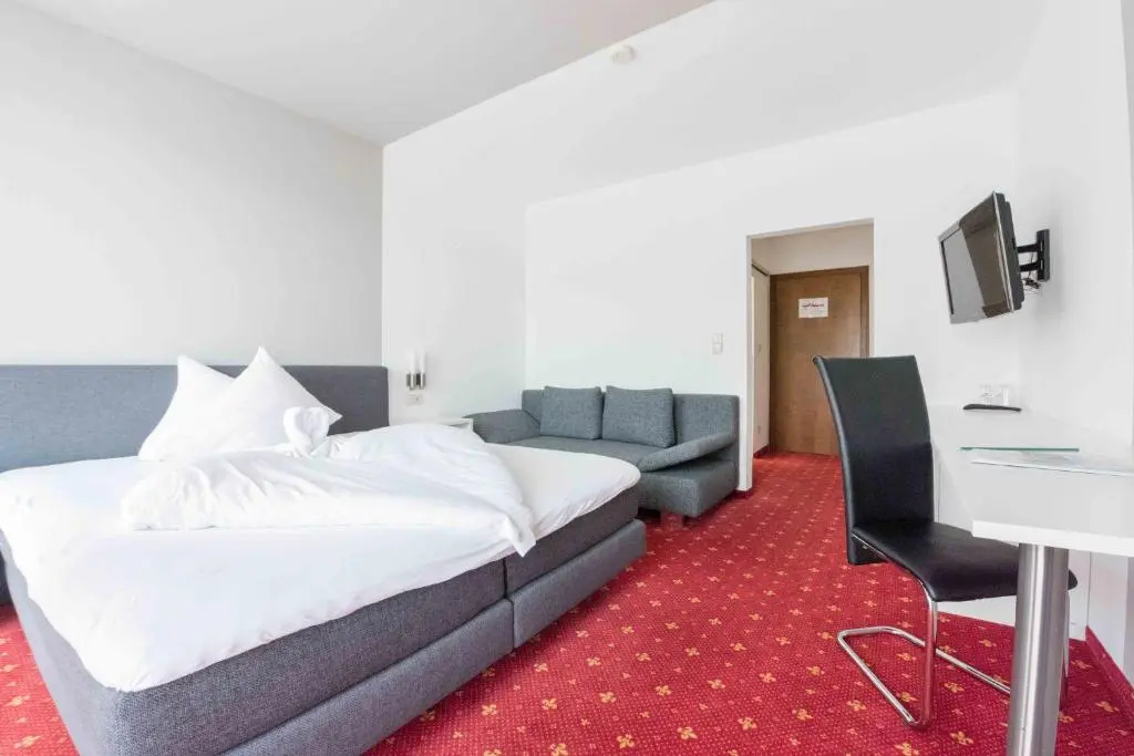 Standard Double room with lake view (full double bed)