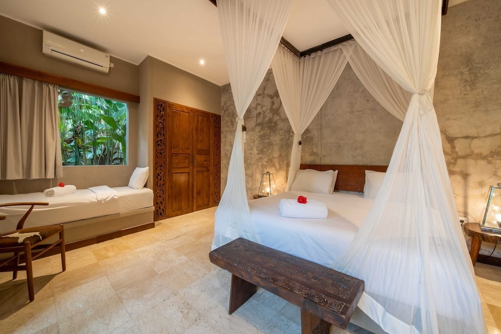 Astonishing Jungle Villa, 4 BR, Ubud With Staff — фото