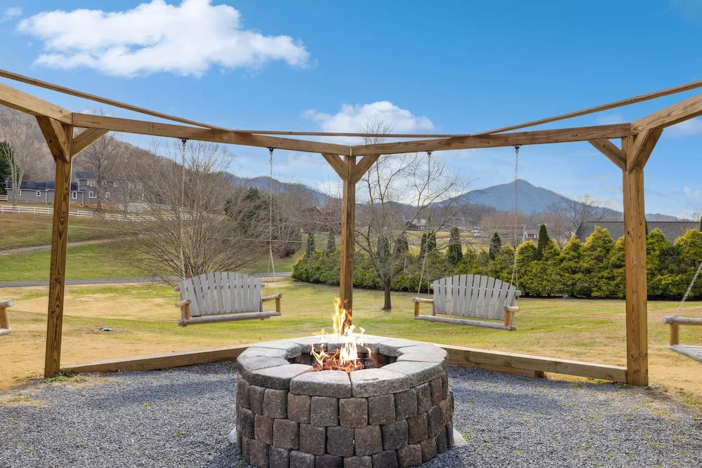 Majestic Valley View 3 Bedroom Cabin by RedAwning