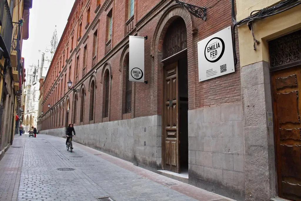 Apartamentos Emilia Feo León Gótico