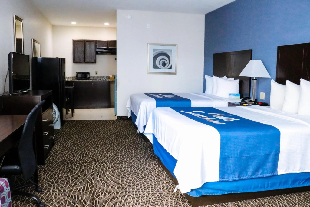 Econo Lodge — 3