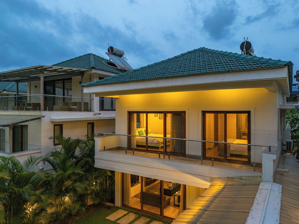 ELIVAAS Azalea 3 BHK with Pvt Pool