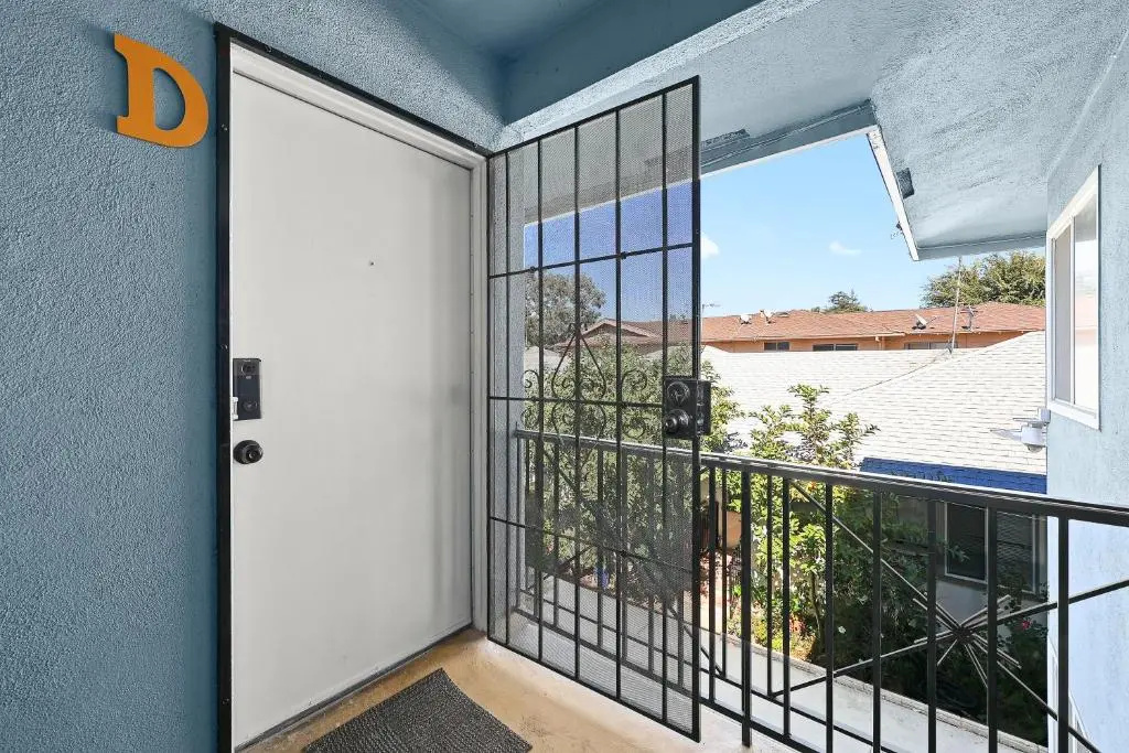 Sunny & Cheerful Near I-10 ~ Queen Beds ~ Parking