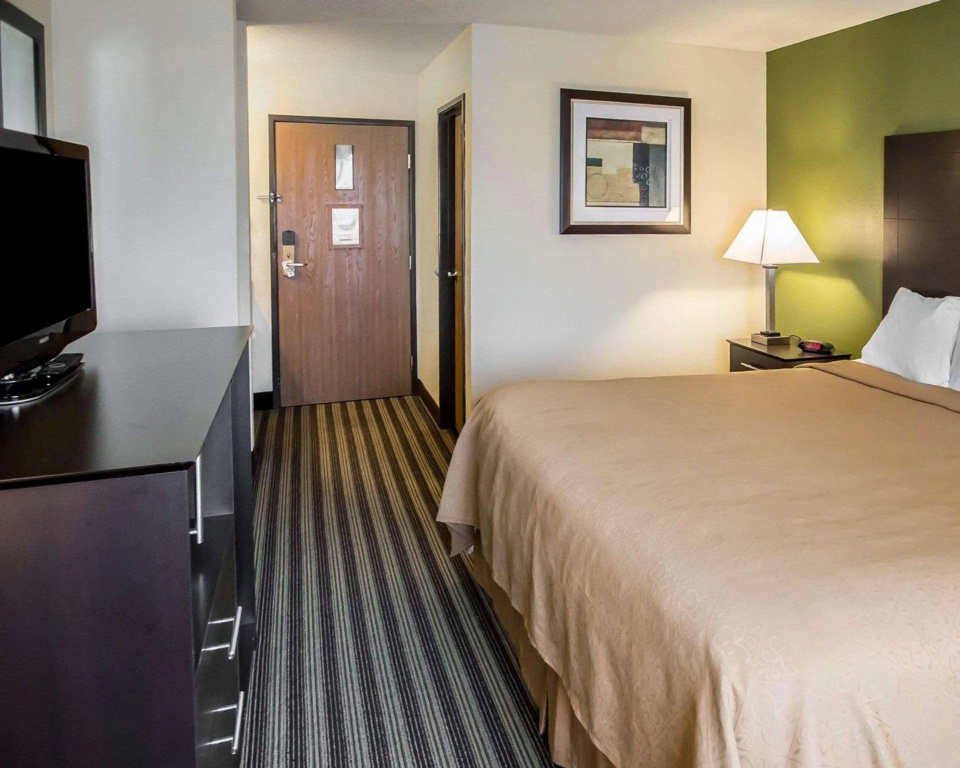 Quality Inn Chesterton near Indiana Dunes National Park I-94 — 5