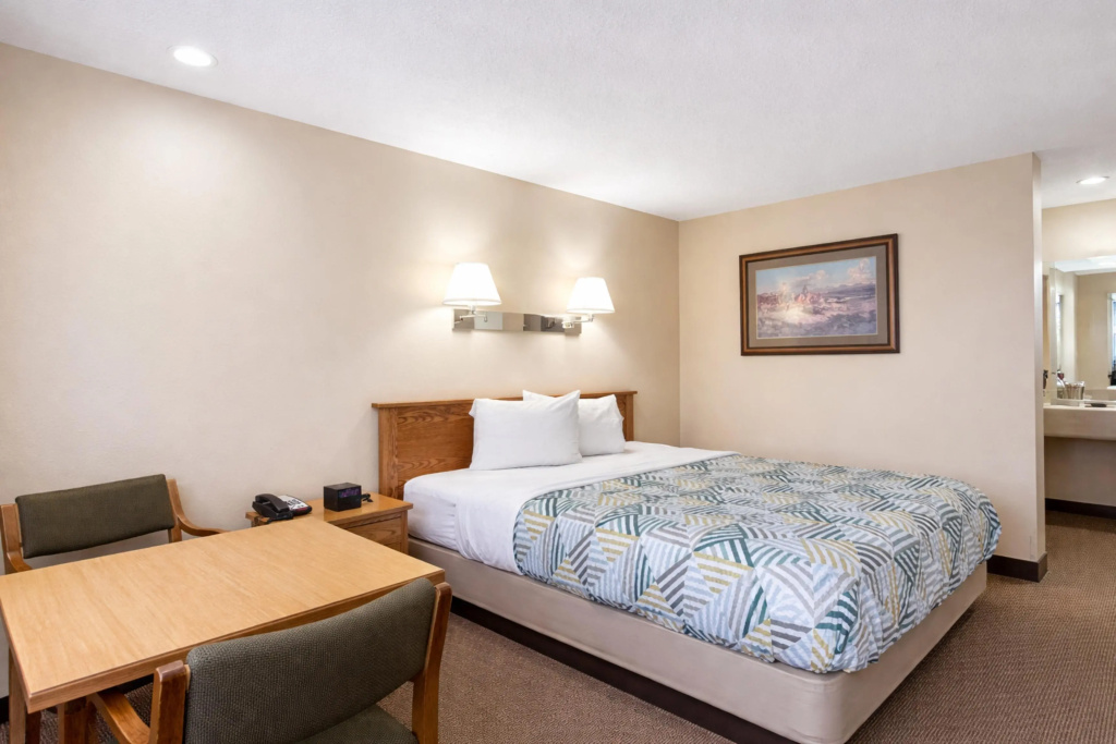 Sundowner Inn Forsyth I 94 — 4