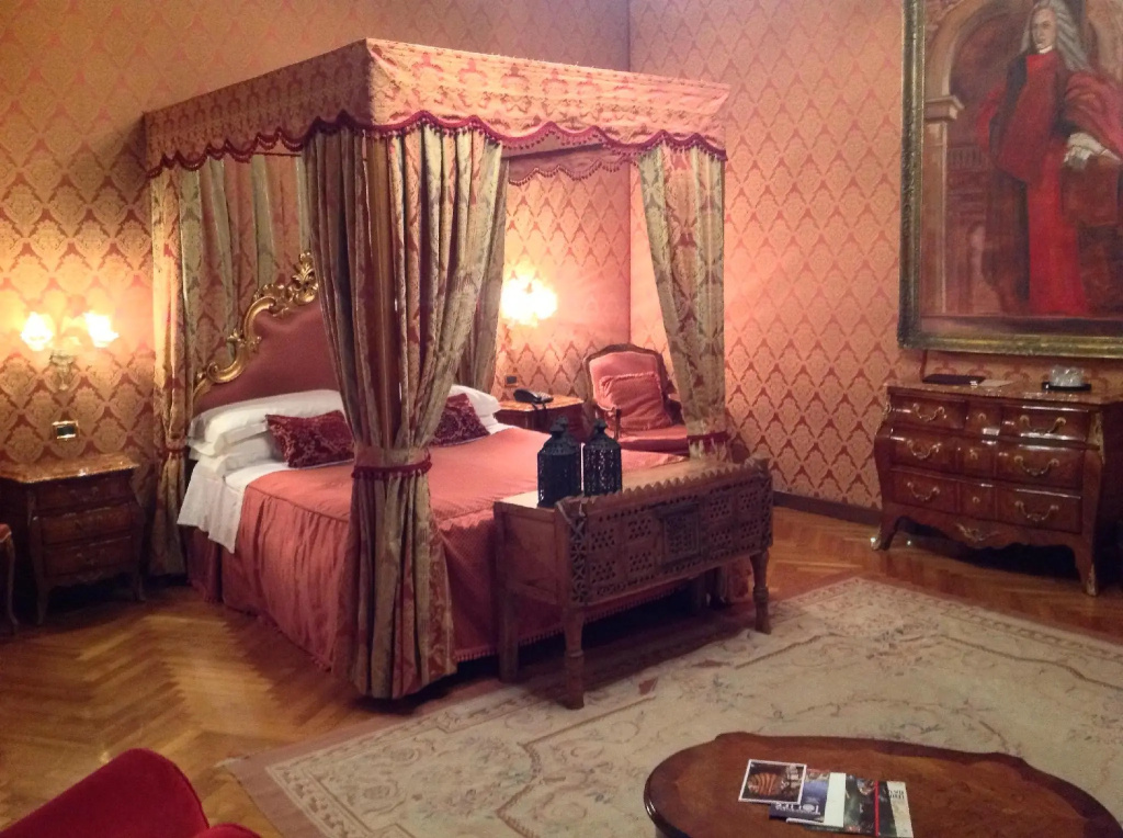 Suite with canal view