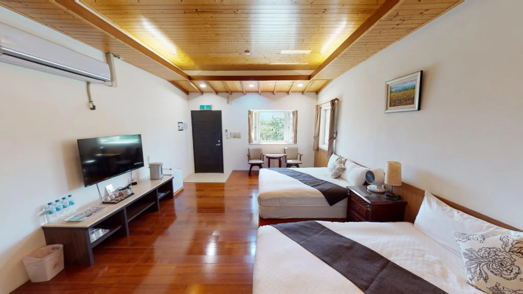 Deluxe Double room (full double bed)