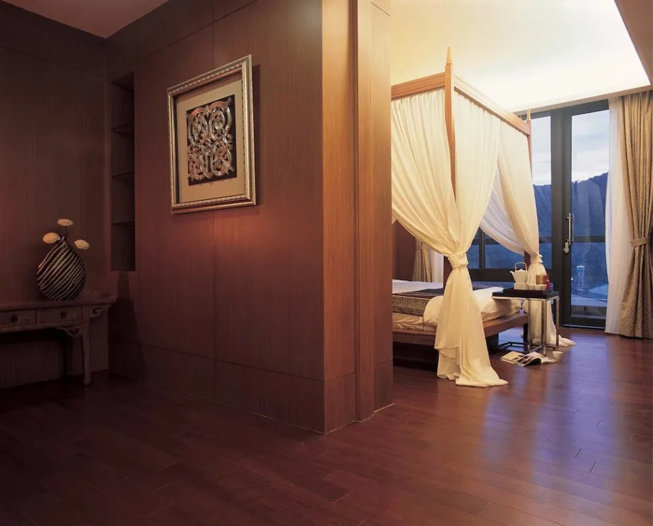 Suite with lake view