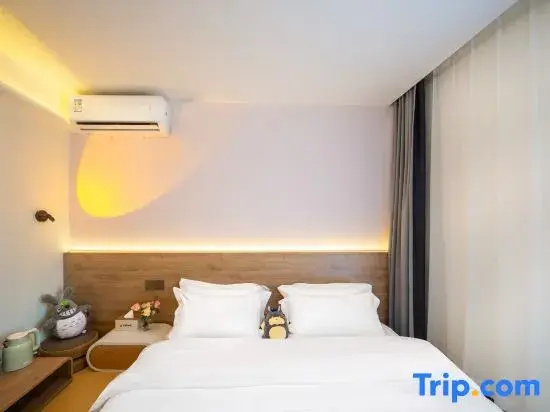 Standard Double room with street view (full double bed)