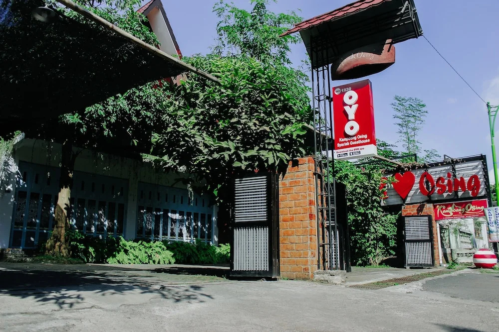 Kampoeng Osing Syariah Guesthouse by Oyo Rooms