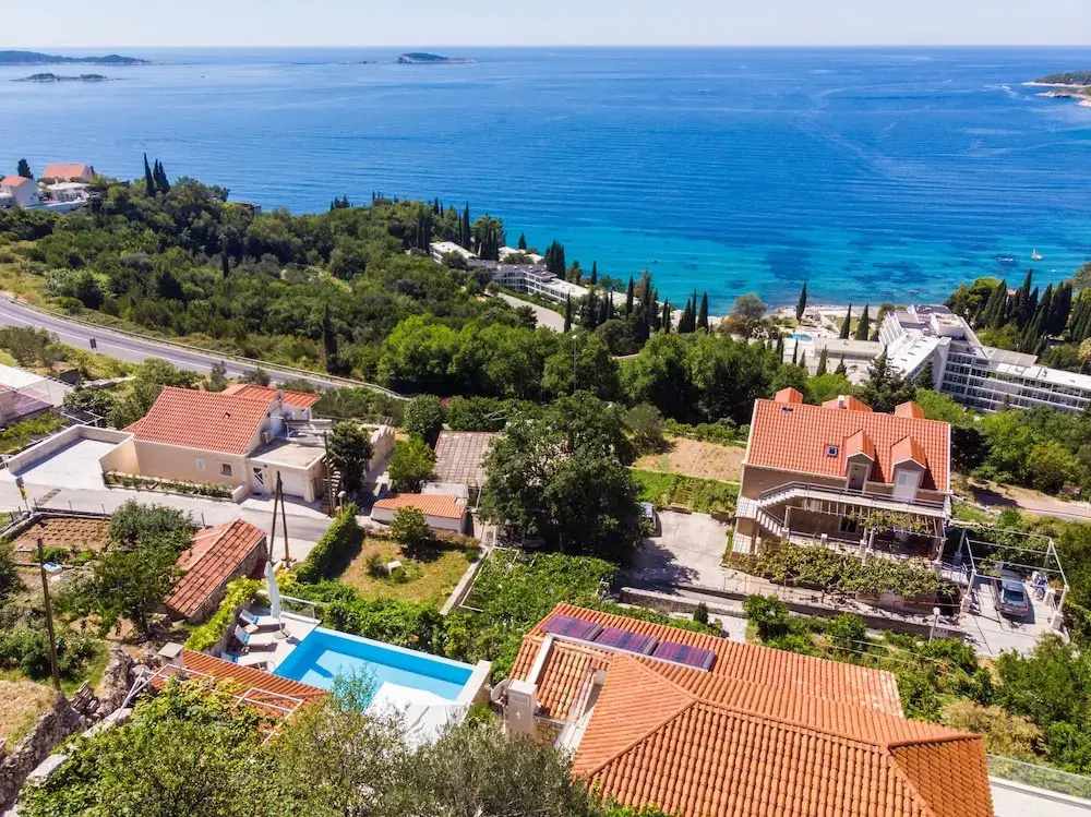 Villa Art Gallery - Six Bedroom Villa with Terrace and Swimming Pool