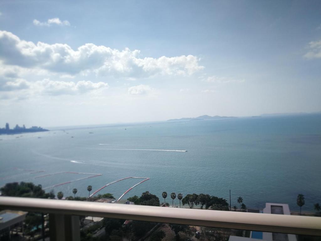Апартаменты с видом на море в The Riviera Wongamat Hong Apartment
