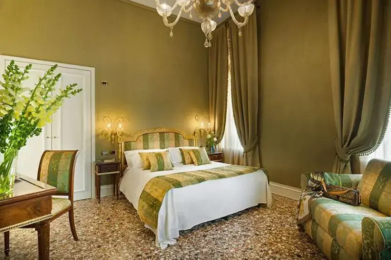 Suite with canal view