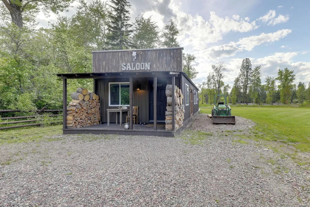 Waterfront Saloon-themed Cabin on Flathead River