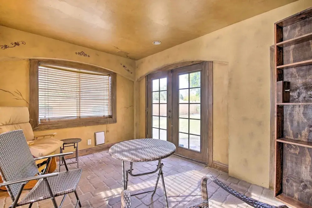 11 Mi to Phoenix: Tempe Escape w/ Patio & Bar!