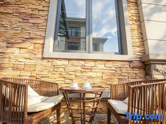 Yunguiqipan · Cloudfall Hot Springs Designer Boutique Stay (Tengyue Ancient Town Yanhu Park) in Baoshan